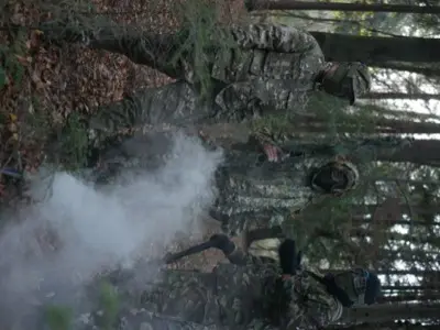 Členové Squad 612 při airsoftové hře s kouřovou clonou v lese