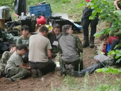 Účastníci výcvikového kempu Squad 612 při týmové poradě
