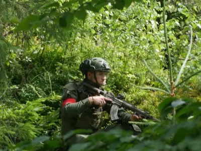 Airsoftový hráč Squad 612 při pohybu hustým lesním terénem
