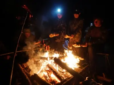 Účastníci kempu Squad 612 u táborového ohně