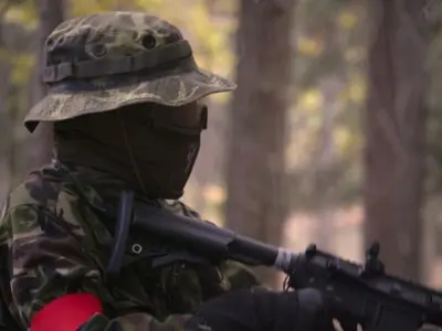 Airsoftový hráč Squad 612 v ochranné masce a maskování